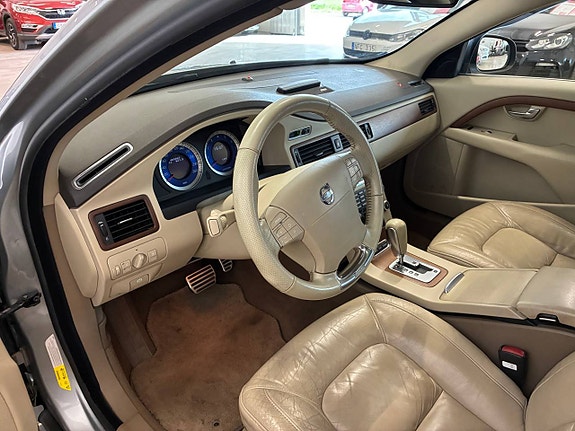 Volvo V70 7 of 12