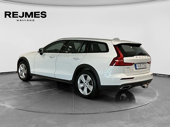 Volvo V60 Cross Country 2 of 5