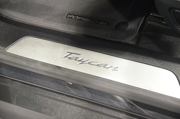 Porsche Taycan Sport Turismo 18 of 19