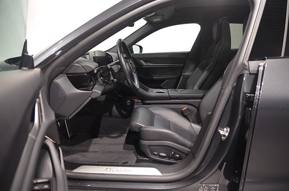 Porsche Taycan Sport Turismo 10 of 19
