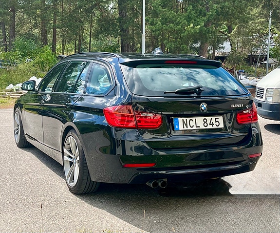 BMW 328i 3 of 5