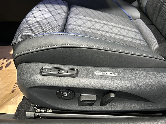 Volkswagen Passat 12 of 27