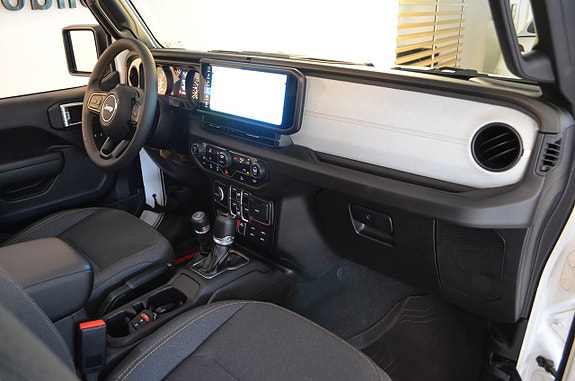 Jeep Wrangler Unlimited 6 of 21