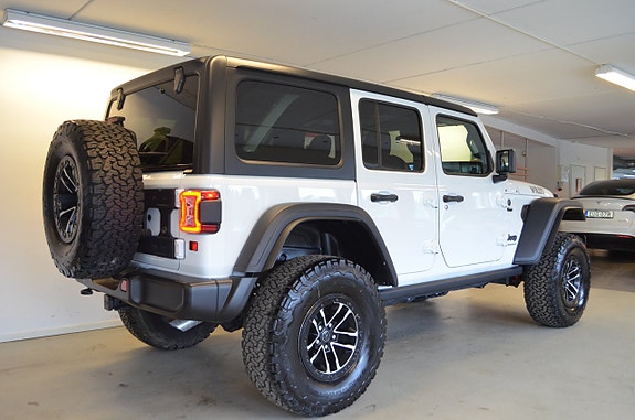 Jeep Wrangler Unlimited 16 of 21