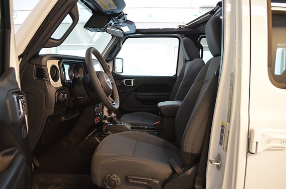 Jeep Wrangler Unlimited 9 of 21