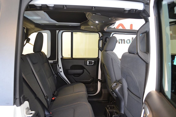 Jeep Wrangler Unlimited 18 of 21