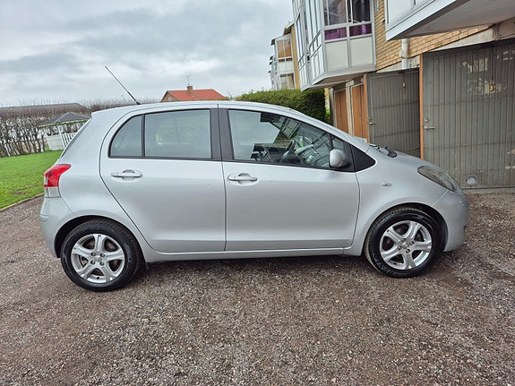 Toyota Yaris 3 of 3