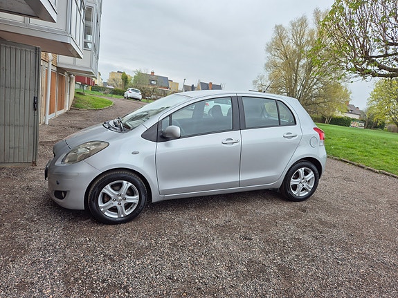 Toyota Yaris 2 of 3
