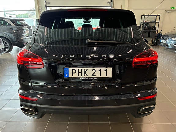 Porsche Cayenne 5 of 5