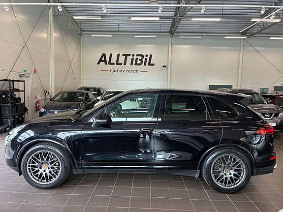 Porsche Cayenne 3 of 5