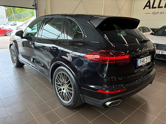 Porsche Cayenne 4 of 5