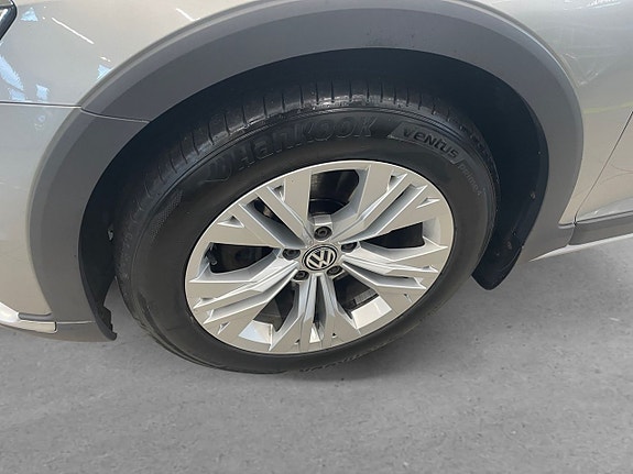 Volkswagen Passat Alltrack 8 of 24