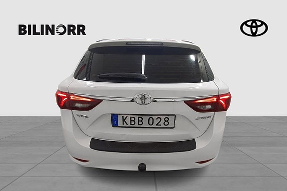 Toyota Avensis 4 of 5