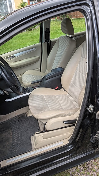 Mercedes-Benz B200 3 of 4