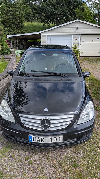 Mercedes-Benz B200 2 of 4