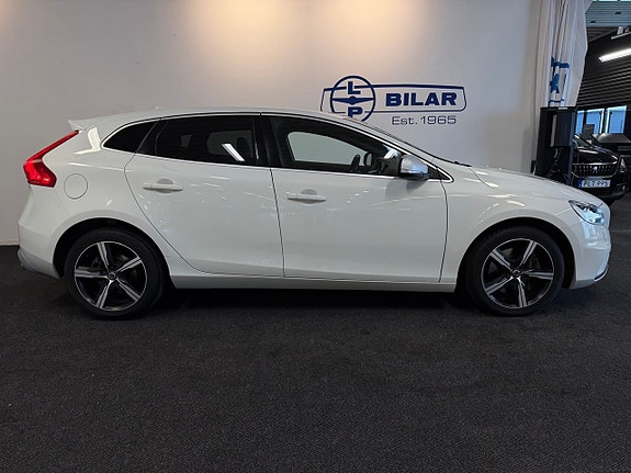 Volvo V40 2 of 23