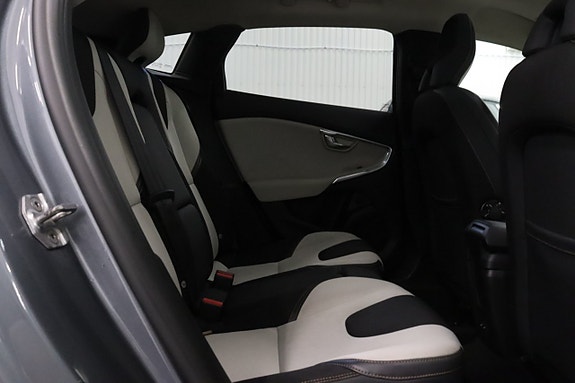Volvo V40 Cross Country 26 of 27
