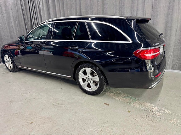 Mercedes-Benz E220 4 of 5