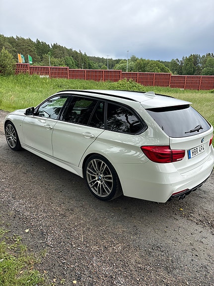 BMW 330i 4 of 5