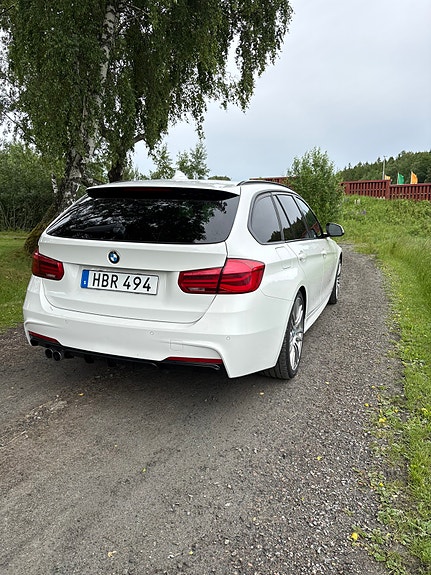 BMW 330i 3 of 5
