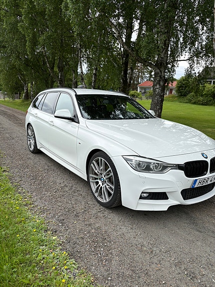 BMW 330i 2 of 5
