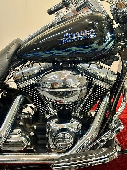 Harley-Davidson FLHRSE3 Road King CVO 110 2 of 10