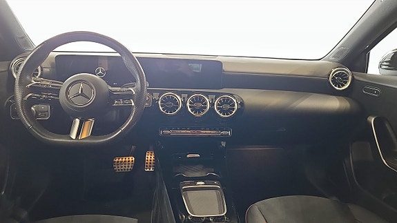 Mercedes-Benz A200 4 of 5
