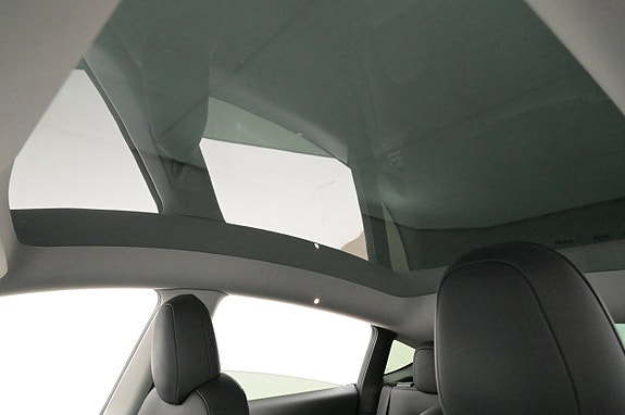 Tesla Model Y 20 of 27