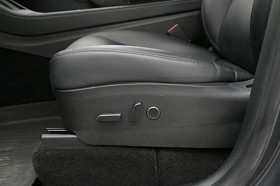 Tesla Model Y 9 of 27