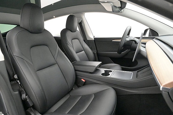 Tesla Model Y 10 of 27