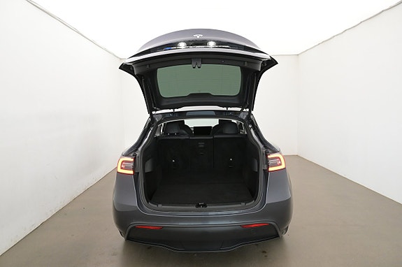 Tesla Model Y 22 of 27
