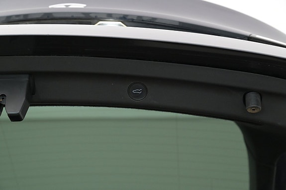 Tesla Model Y 23 of 27