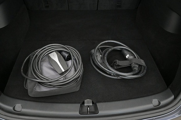 Tesla Model Y 24 of 27