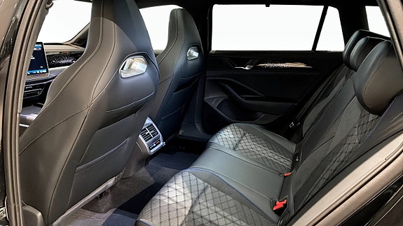 Volkswagen Passat 11 of 12