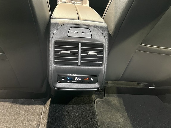 Volkswagen Passat 16 of 19