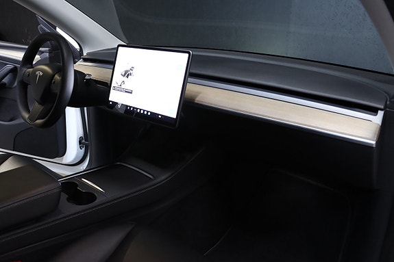 Tesla Model Y 17 of 30