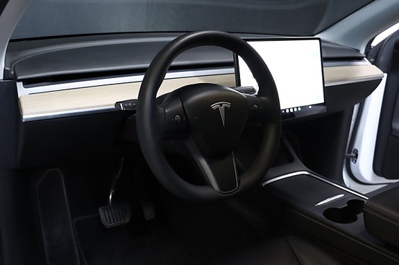 Tesla Model Y 12 of 30