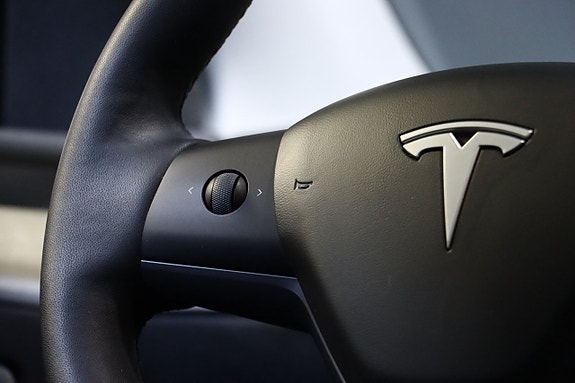 Tesla Model Y 25 of 30