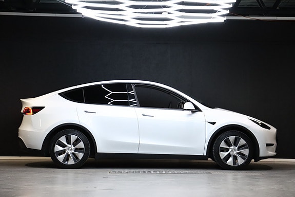 Tesla Model Y 8 of 30