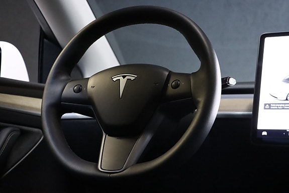 Tesla Model Y 24 of 30