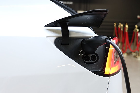 Tesla Model Y 27 of 30