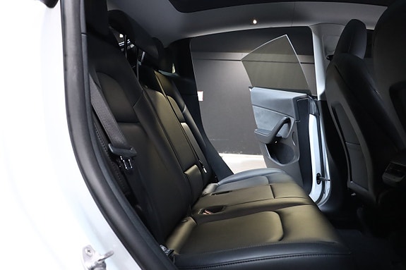 Tesla Model Y 16 of 30