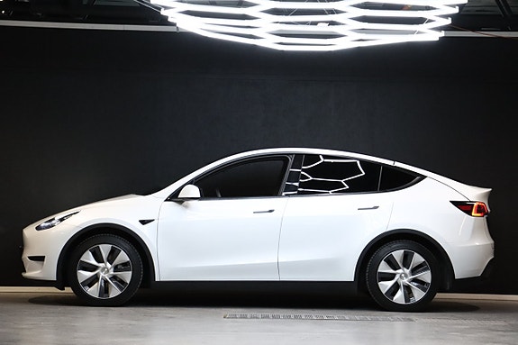 Tesla Model Y 7 of 30