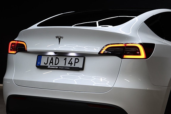 Tesla Model Y 10 of 30