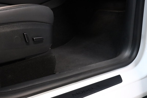 Tesla Model Y 19 of 30