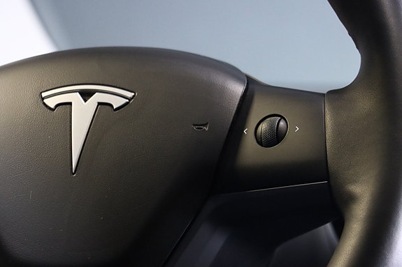 Tesla Model Y 26 of 30