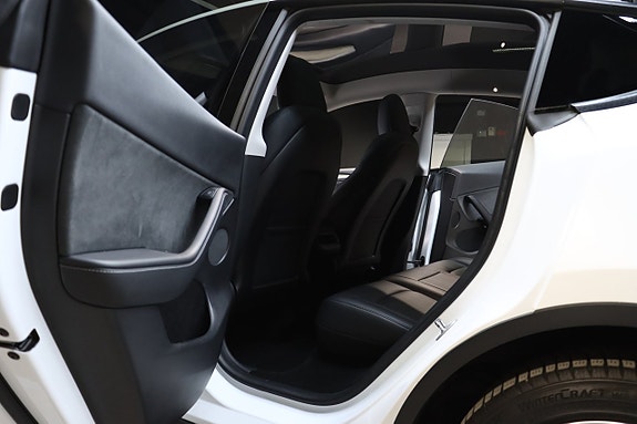 Tesla Model Y 15 of 30