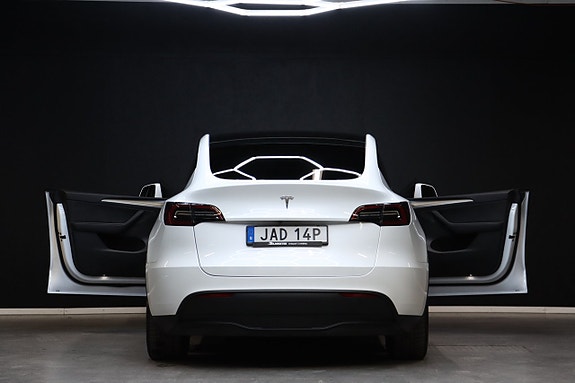Tesla Model Y 9 of 30