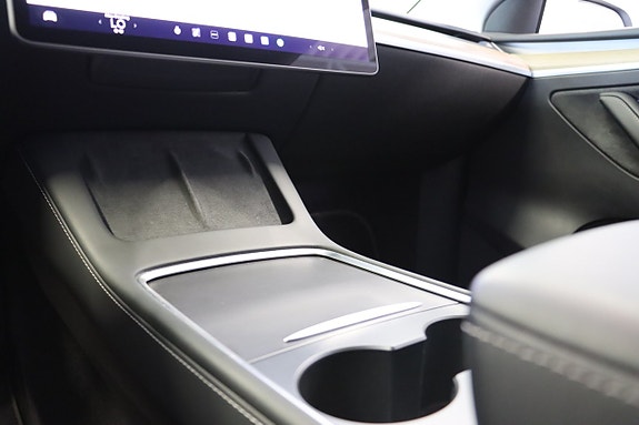 Tesla Model Y 28 of 30