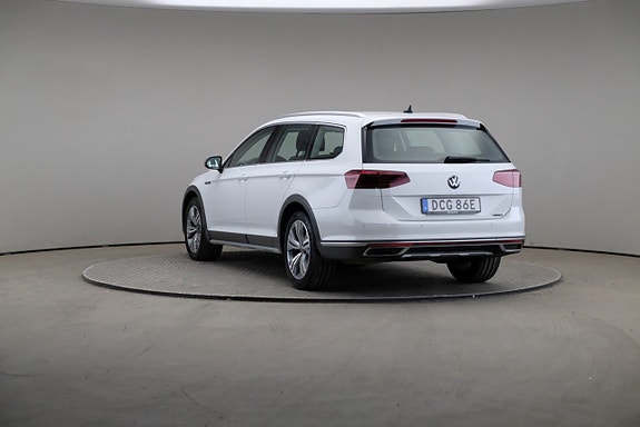 Volkswagen Passat Alltrack 2 of 5
